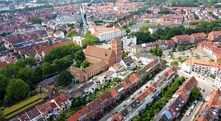 Luftaufnahme der Gebäude der Martin-Luther-Gemeinde an der Neukichstraße mitten in Findorff