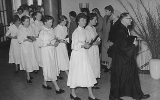 historisches Foto des Einzugs der Konfirmand:innen in den Gottesdienst in den 1950er Jahren