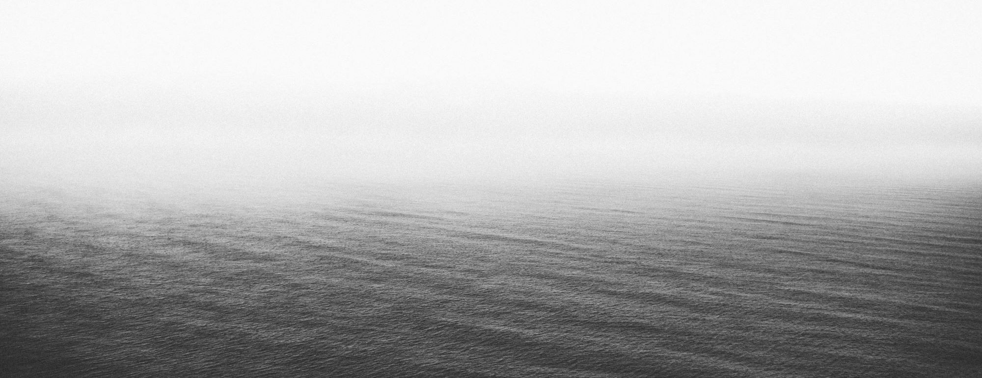 schwarz weiß aufnahme von Wasser und Wellen