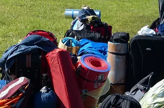 Reiserucksäcke mit Isomatten auf grüner Wiese