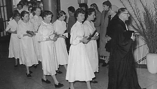 historisches Foto des Einzugs der Konfirmand:innen in den Gottesdienst in den 1950er Jahren