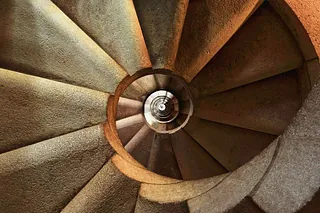 Blick eine steinerne Wendeltreppe hinunter