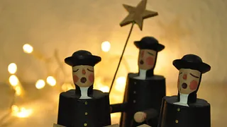 Sternsänger Figuren vor einer Lichterkette