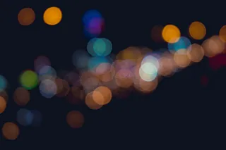 Licht-Bokeh von bunten Lichtern auf dunklem Grund