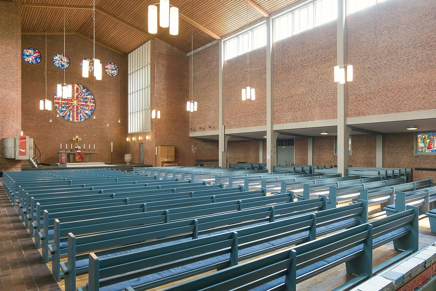 Blick über die Kirchenbänke zum Altar der Martin-Luther-Kirche