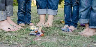 Füße einer Familie nebeneinander mit Farbe bekleckst