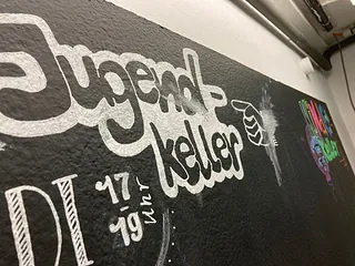 Tafel im Jugend- und Kinderkeller mit Aufschrift