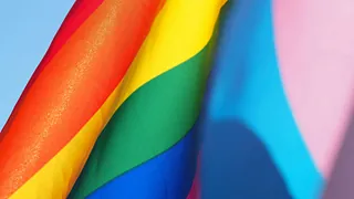 Nahaufname einer Prideflag im Wind