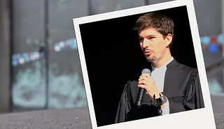 Kirchentüren unscharf im Hintergrund, ein Polaroid von Stefan Detken bei einer Ansprache im Vordergrund