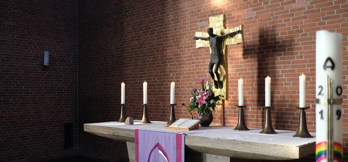 Seitlicher Blick auf den Altar in der Martin-Luther-Kirche