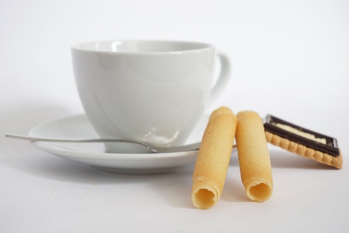 Weiße Kaffeetasse mit Keksen