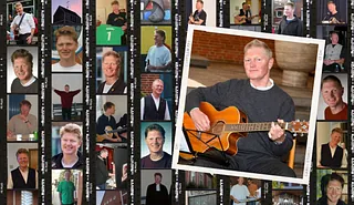 Norbert Harms sitzend mit der Gitarre vor den Altarstufen, dahinter Bildercollage aus den letzten Jahrzehnten