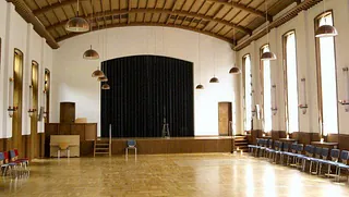 Blick durch den Gemeindesaal zur Bühne