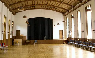 Blick durch den Gemeindesaal zur Bühne