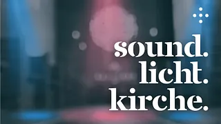 Verschwomme schwarz weiß Aufnahme des Kirchraums mit rosa und blauem Lichtspot. Text auf Bild "Sound. Licht. Kirche"