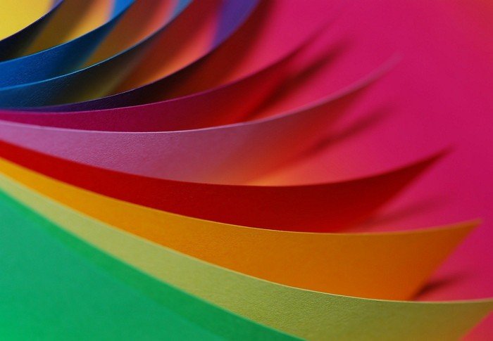 buntes Papier in eine Fächer ausgebreitet
