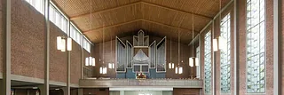 Blick auf die Orgel vom Altar aus in der Martin-Luther-Kirche