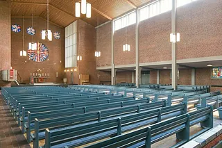 Blick über die Kirchenbänke zum Altarraum