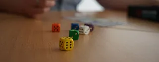Bunte Würfel auf einem Tisch